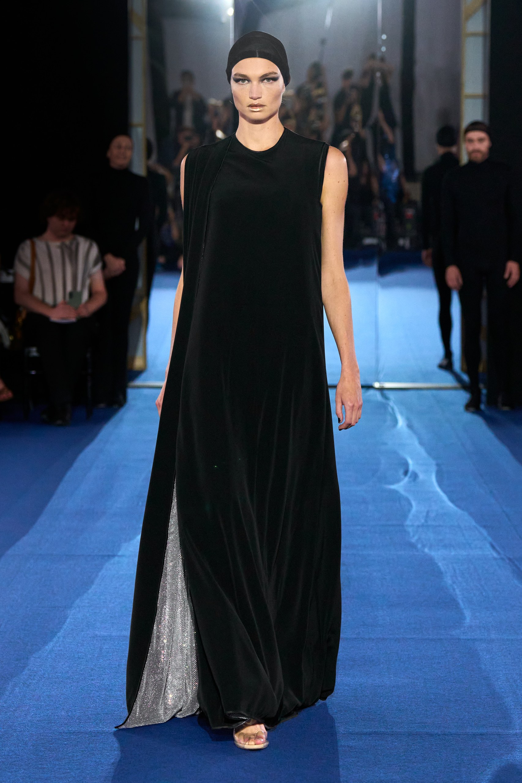 アレクシス マビーユ(Alexis Mabille)2026-27年秋冬オートクチュール「Dual」:変身する服が映す、もうひとつの自己 17 Alexis Mabille Haute Couture Fall/Winter 2026-2027 look 001