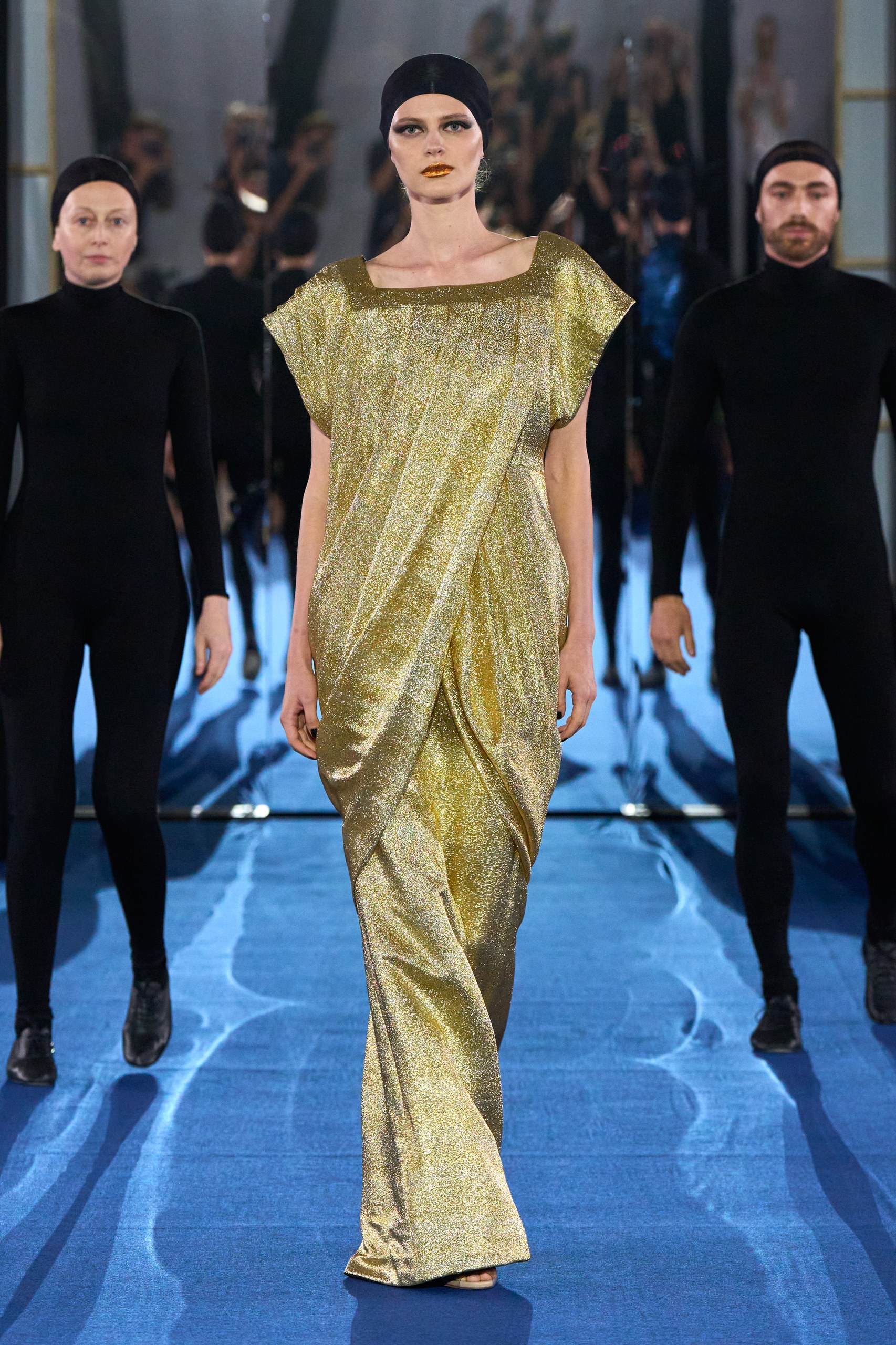 アレクシス マビーユ(Alexis Mabille)2026-27年秋冬オートクチュール「Dual」:変身する服が映す、もうひとつの自己 19 Alexis Mabille Haute Couture Fall/Winter 2026-2027 look 004