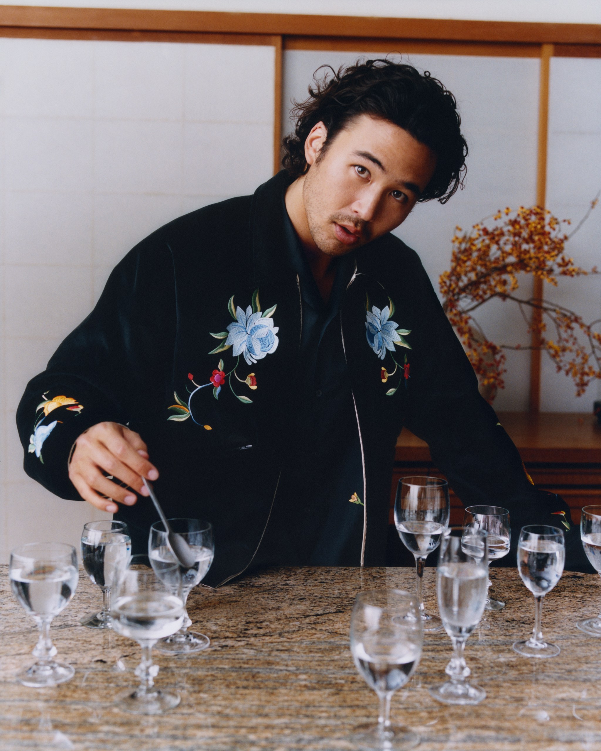 ケンゾー(KENZO)、高田賢三のパリの邸宅が舞台にした2026年秋冬キャンペーン「AT HOME WITH KENZO」を公開 12 KENZO Fall/Winter 2026 campaign AT HOME WITH KENZO