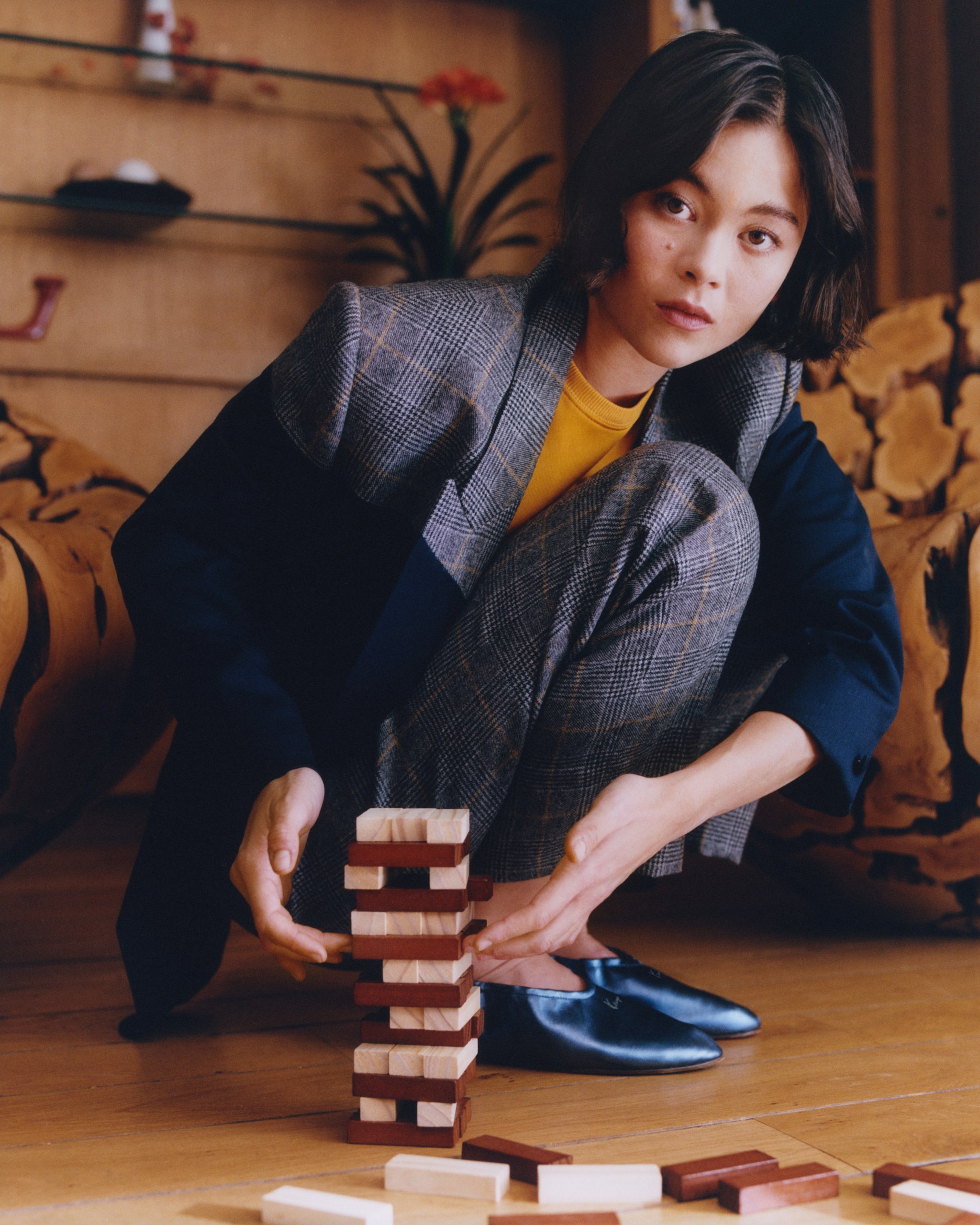 ケンゾー(KENZO)、高田賢三のパリの邸宅が舞台にした2026年秋冬キャンペーン「AT HOME WITH KENZO」を公開 16 KENZO Fall/Winter 2026 campaign AT HOME WITH KENZO