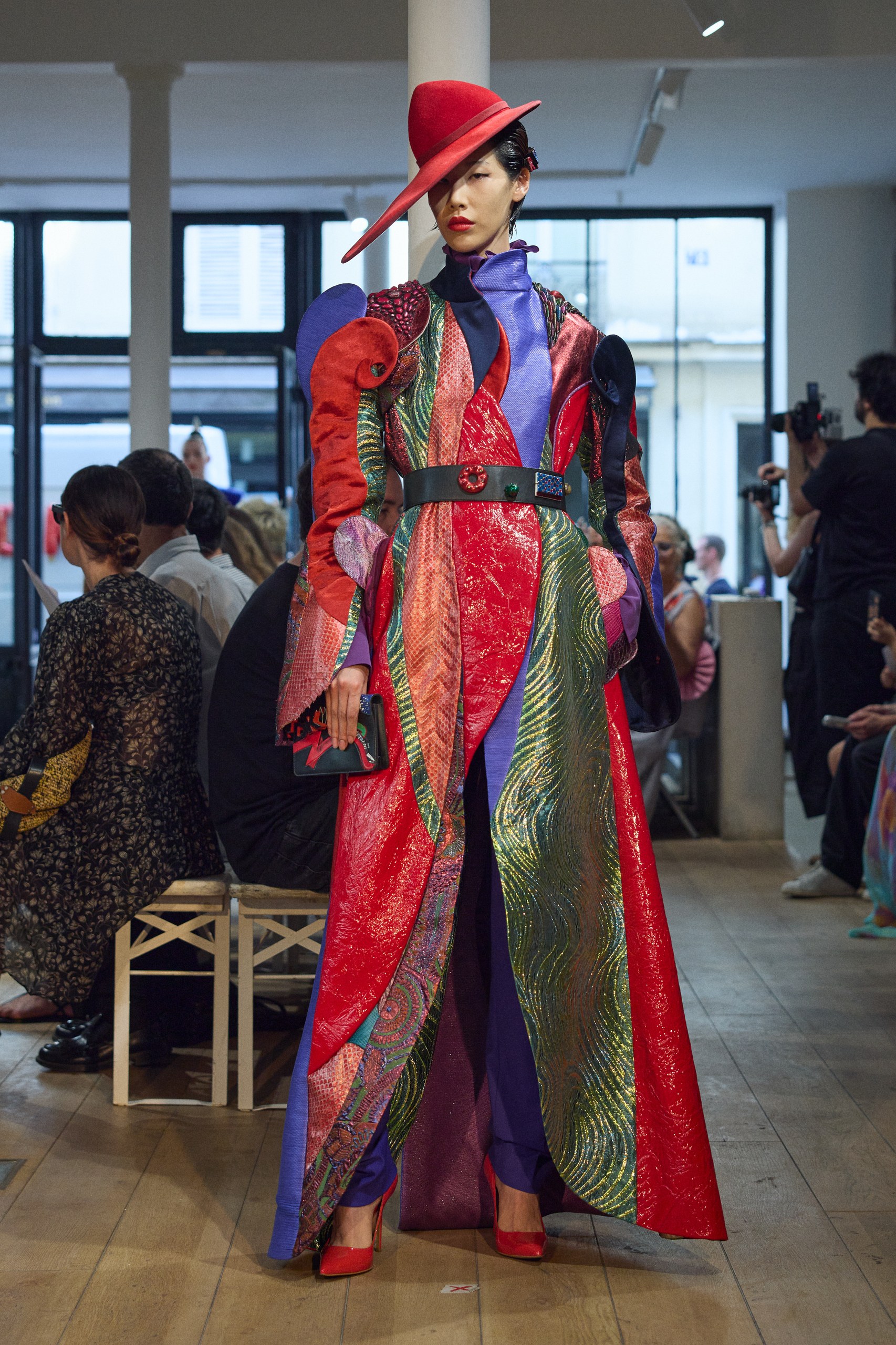 RVDK ロナルド ヴァン デル ケンプ(RVDK Ronald van der Kemp)「Wardrobe 24: Vive l’Art」:昨日の過剰を、明日のクチュールへ 14 RVDK ロナルド・ヴァン・デル・ケンプ Wardrobe 24 Vive l'Art ルック