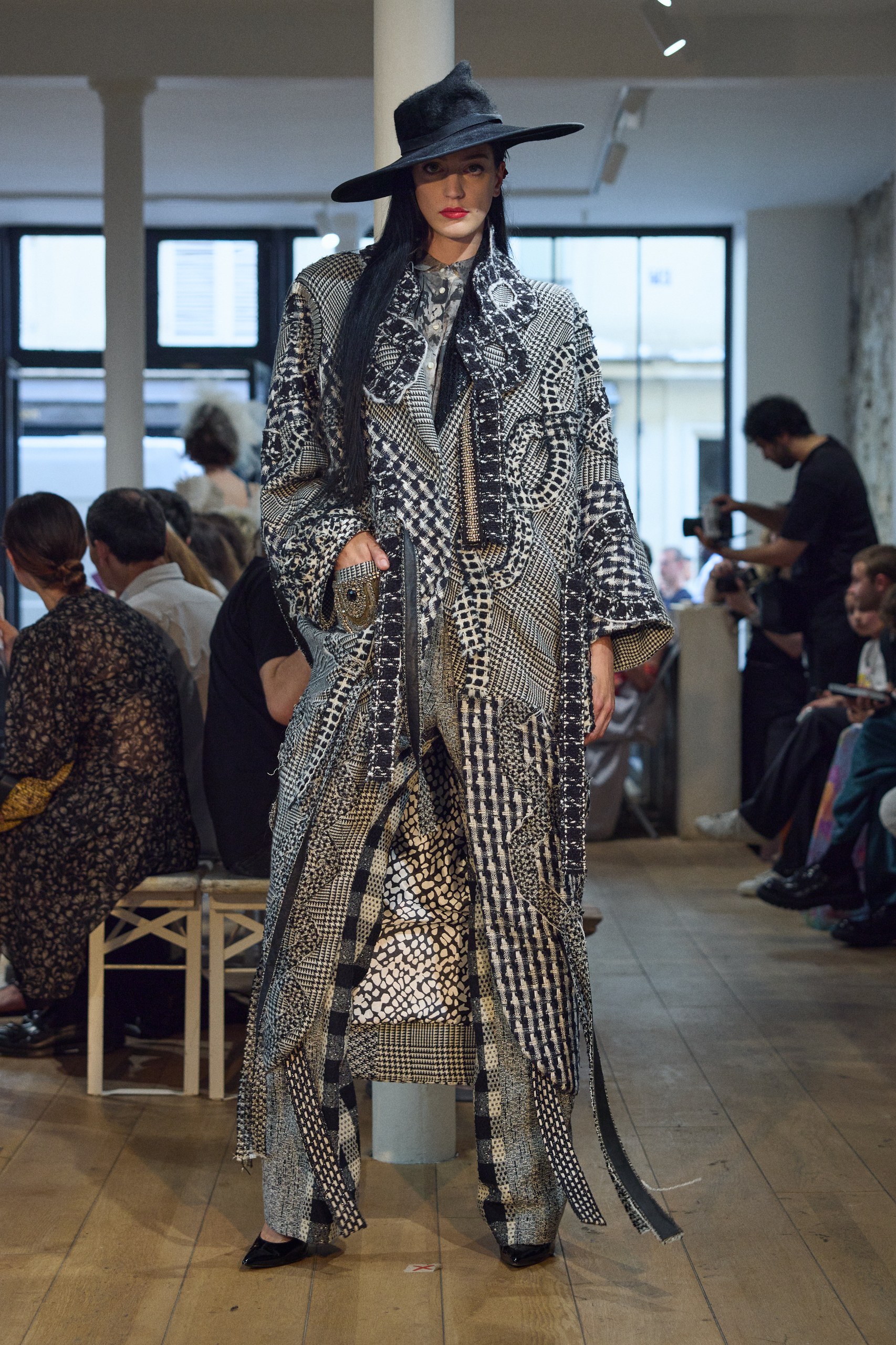 RVDK ロナルド ヴァン デル ケンプ(RVDK Ronald van der Kemp)「Wardrobe 24: Vive l’Art」:昨日の過剰を、明日のクチュールへ 23 RVDK ロナルド・ヴァン・デル・ケンプ Wardrobe 24 Vive l'Art ルック