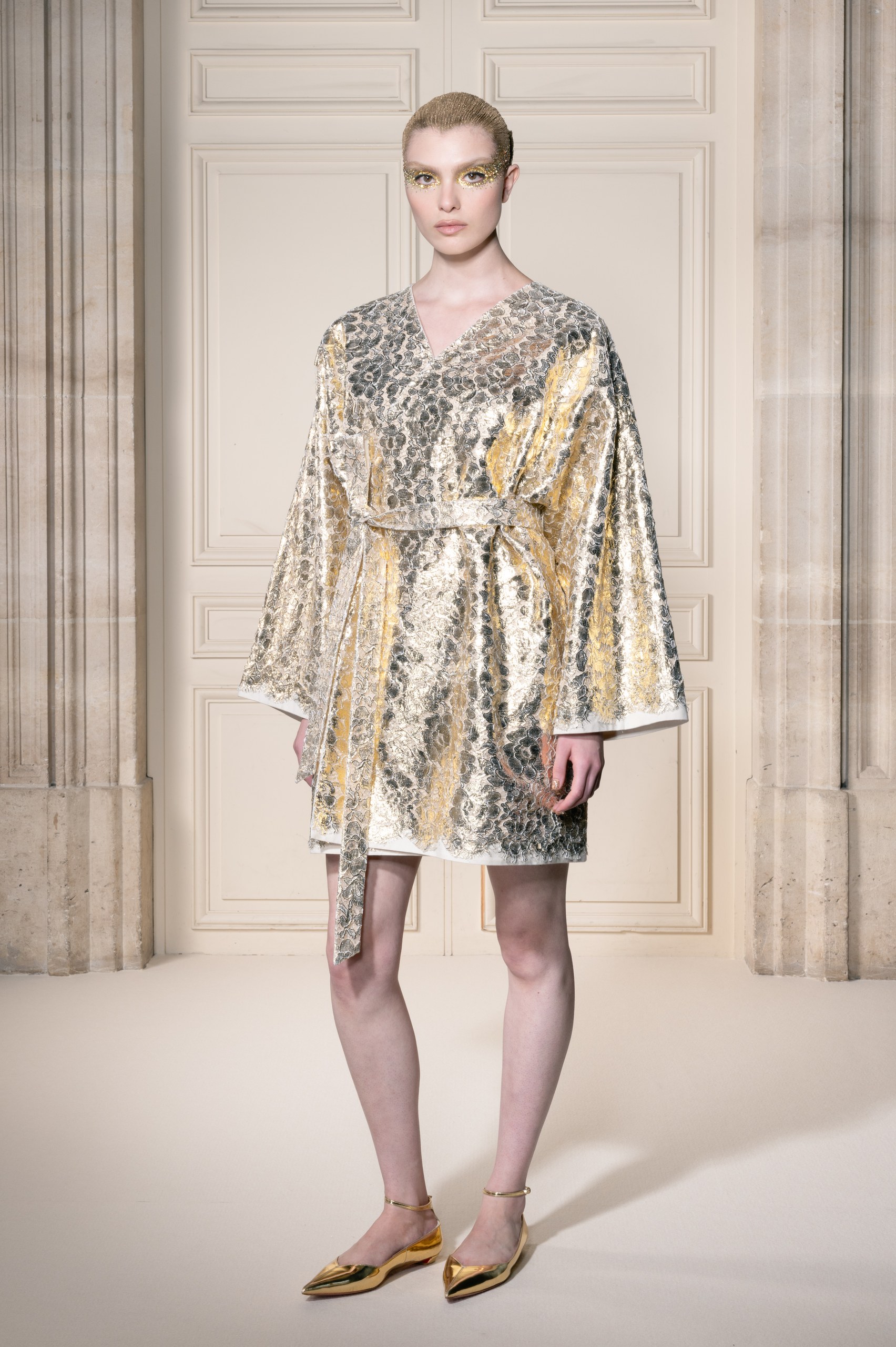 ヴィクター&ロルフ(VIKTOR&ROLF)2026-27年秋冬オートクチュール:ゴールドと麻布が映す「Gilded Age 2.0」 18 ヴィクター&ロルフ 2026-27年秋冬オートクチュール ルック