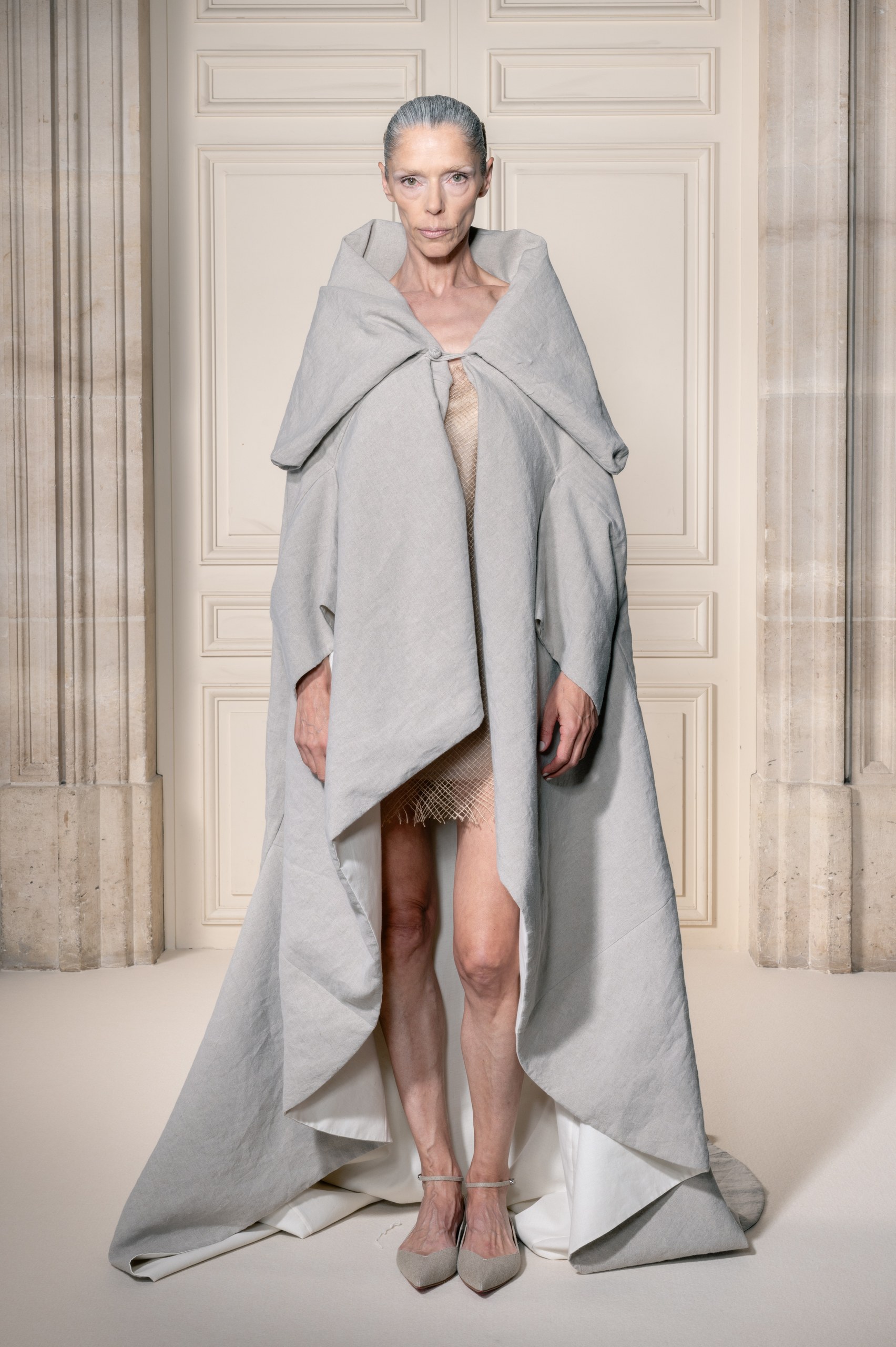 ヴィクター&ロルフ(VIKTOR&ROLF)2026-27年秋冬オートクチュール:ゴールドと麻布が映す「Gilded Age 2.0」 21 ヴィクター&ロルフ 2026-27年秋冬オートクチュール ルック