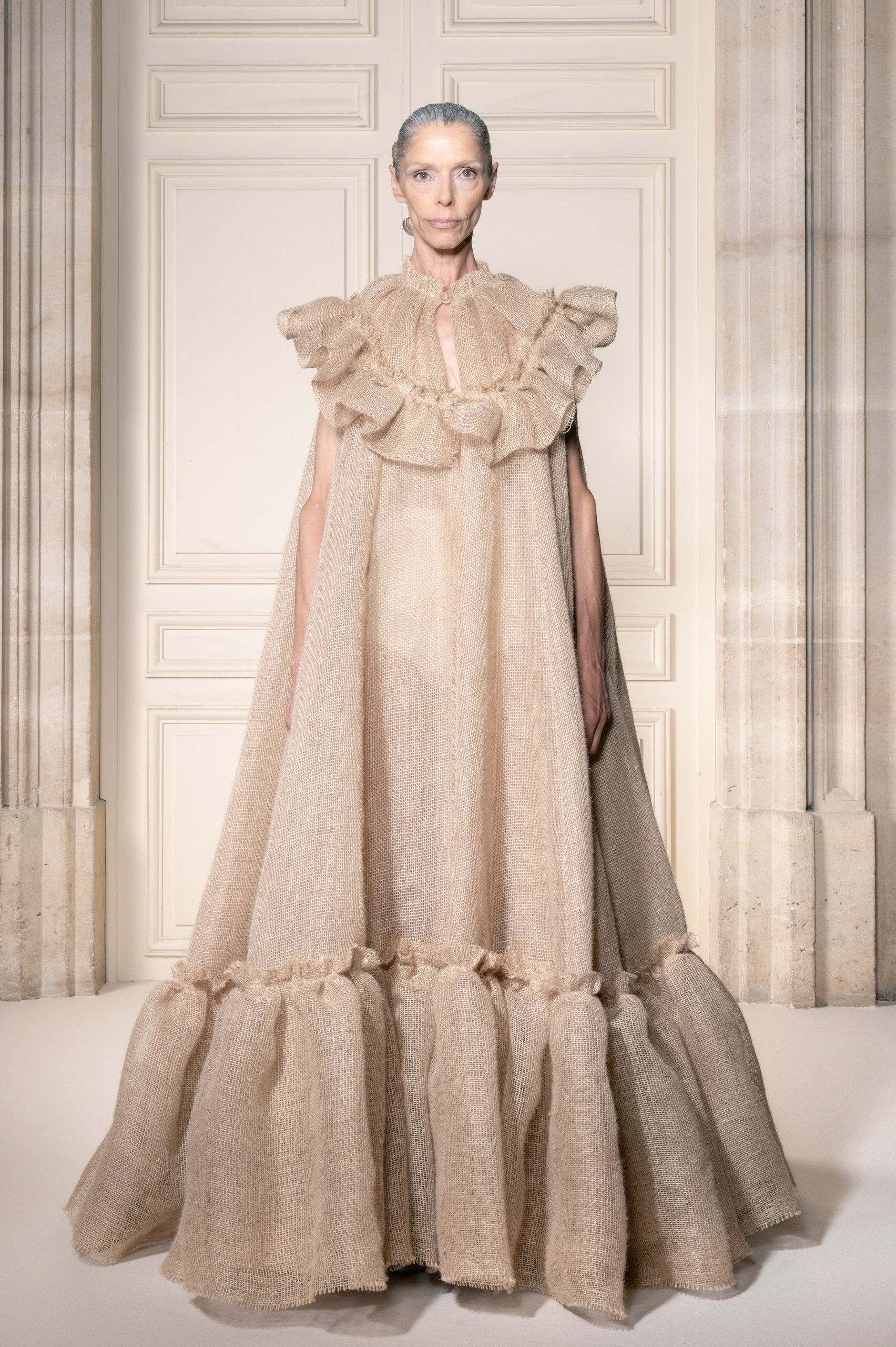 ヴィクター&ロルフ(VIKTOR&ROLF)2026-27年秋冬オートクチュール:ゴールドと麻布が映す「Gilded Age 2.0」 23 ヴィクター&ロルフ 2026-27年秋冬オートクチュール ルック