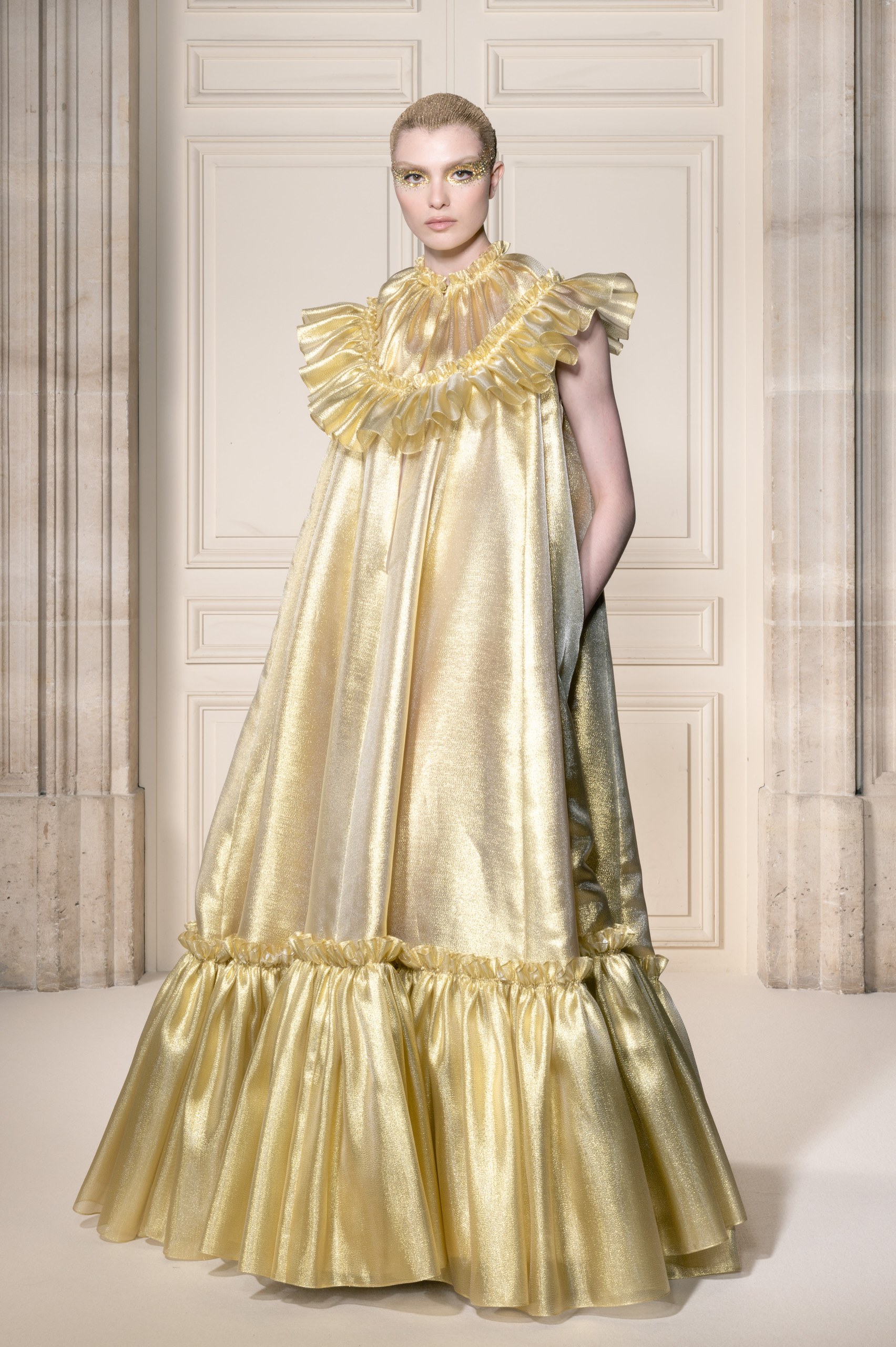 ヴィクター&ロルフ(VIKTOR&ROLF)2026-27年秋冬オートクチュール:ゴールドと麻布が映す「Gilded Age 2.0」 24 ヴィクター&ロルフ 2026-27年秋冬オートクチュール ルック