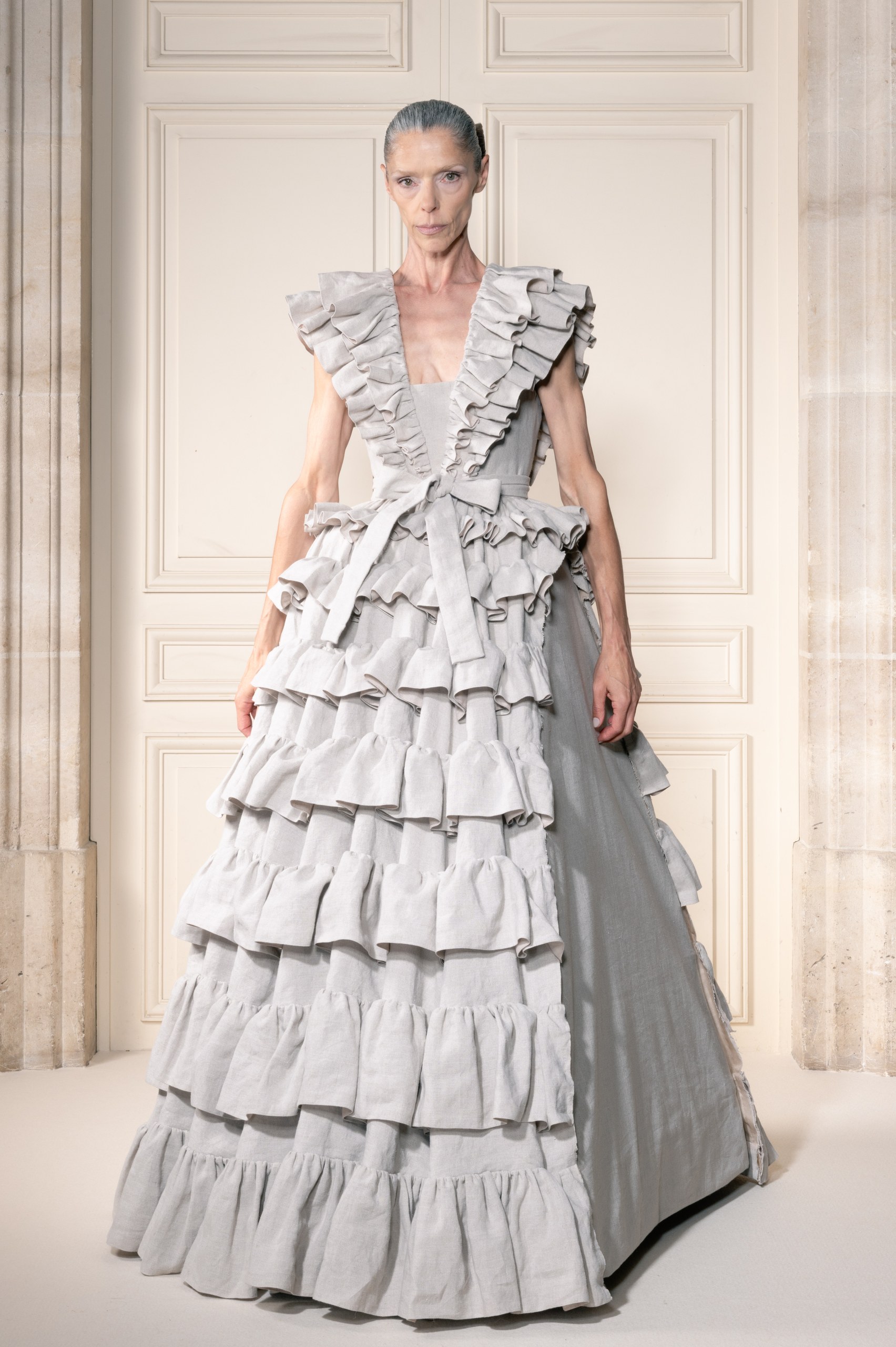 ヴィクター&ロルフ(VIKTOR&ROLF)2026-27年秋冬オートクチュール:ゴールドと麻布が映す「Gilded Age 2.0」 25 ヴィクター&ロルフ 2026-27年秋冬オートクチュール ルック