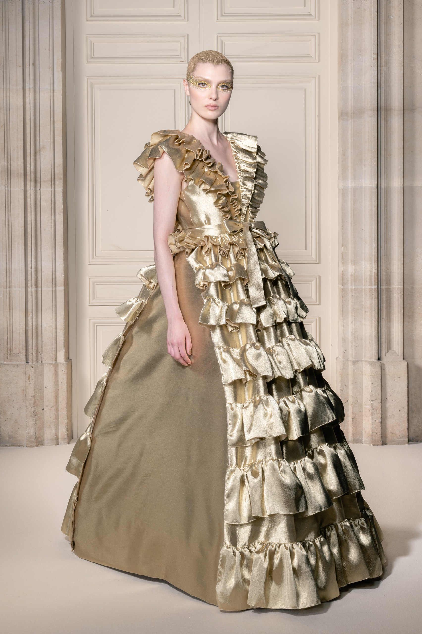 ヴィクター&ロルフ(VIKTOR&ROLF)2026-27年秋冬オートクチュール:ゴールドと麻布が映す「Gilded Age 2.0」 26 ヴィクター&ロルフ 2026-27年秋冬オートクチュール ルック