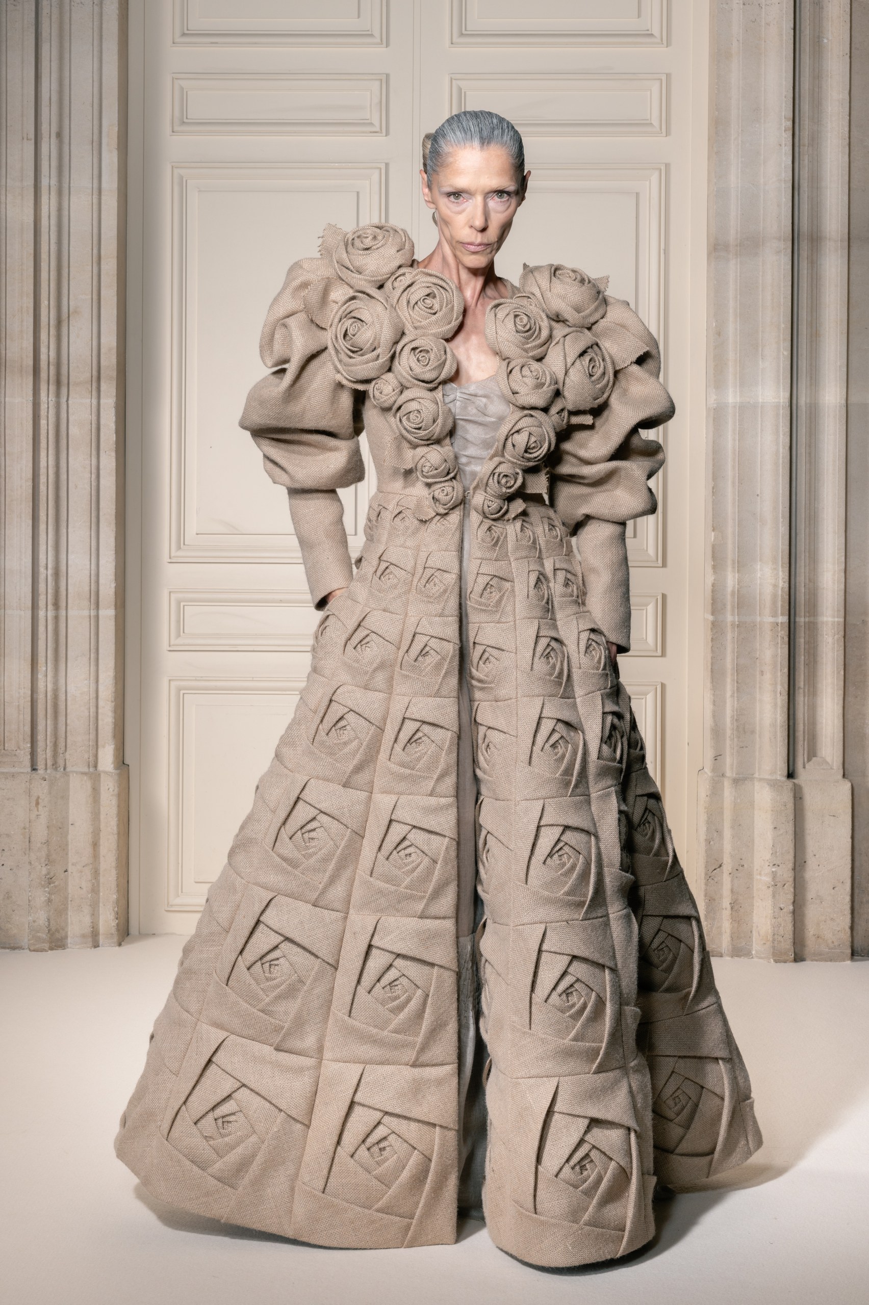 ヴィクター&ロルフ(VIKTOR&ROLF)2026-27年秋冬オートクチュール:ゴールドと麻布が映す「Gilded Age 2.0」 27 ヴィクター&ロルフ 2026-27年秋冬オートクチュール ルック