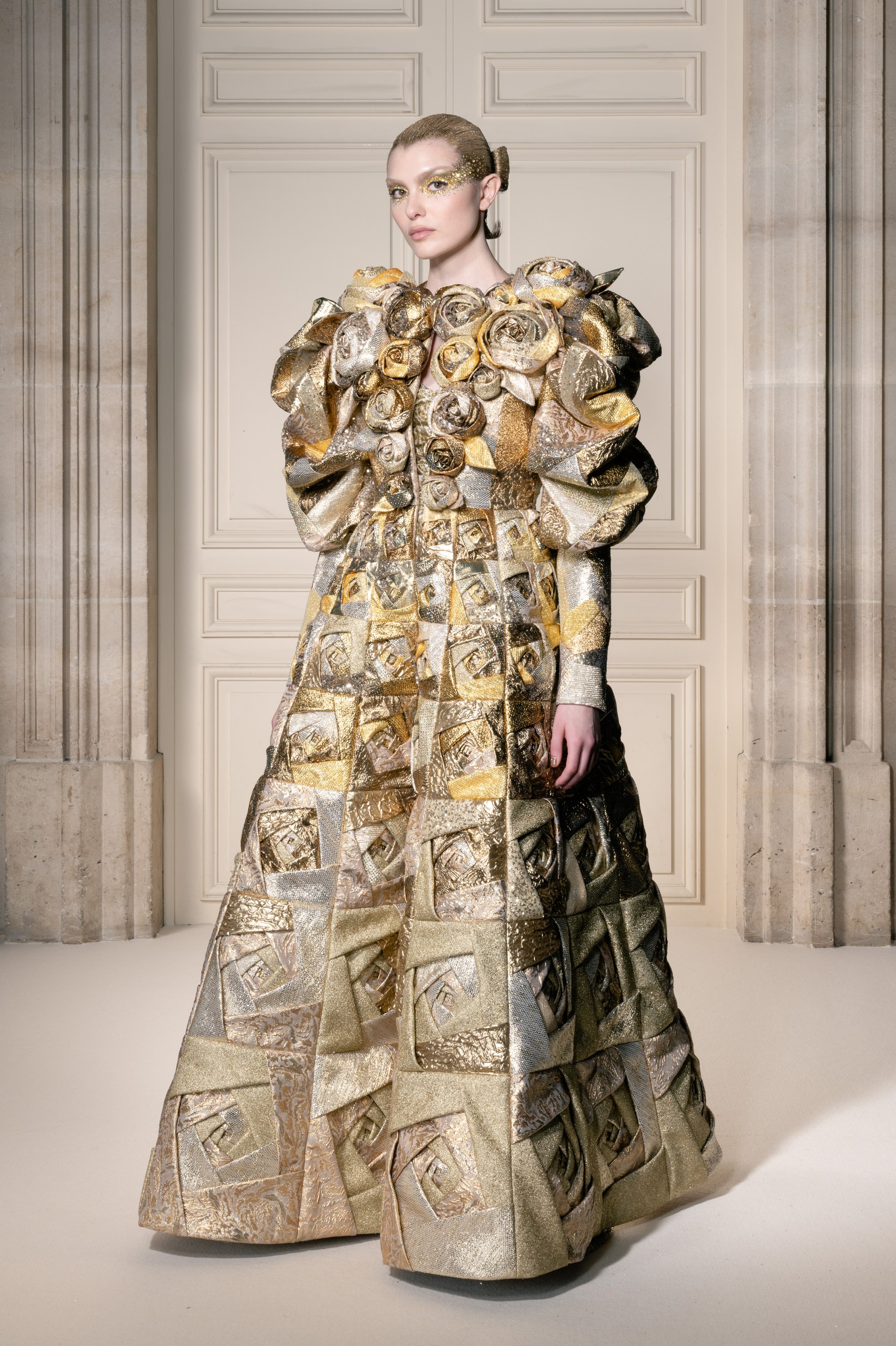 ヴィクター&ロルフ(VIKTOR&ROLF)2026-27年秋冬オートクチュール:ゴールドと麻布が映す「Gilded Age 2.0」 28 ヴィクター&ロルフ 2026-27年秋冬オートクチュール ルック