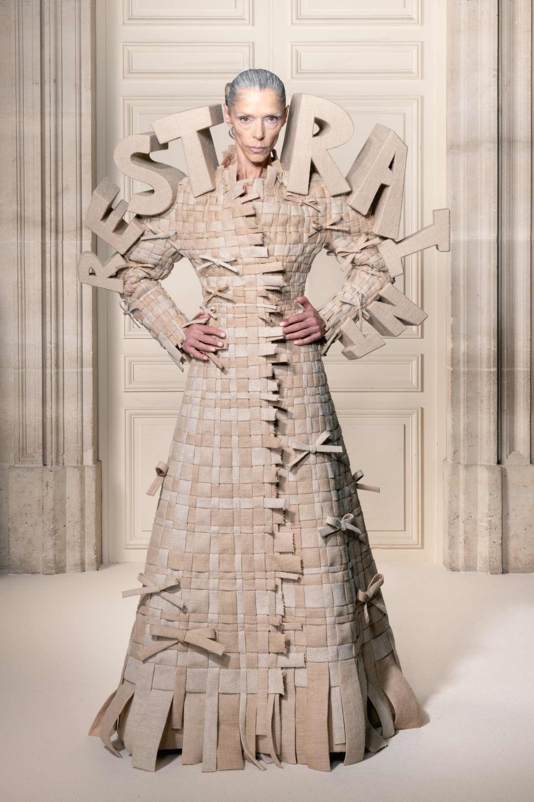 ヴィクター&ロルフ(VIKTOR&ROLF)2026-27年秋冬オートクチュール:ゴールドと麻布が映す「Gilded Age 2.0」 29 ヴィクター&ロルフ 2026-27年秋冬オートクチュール ルック