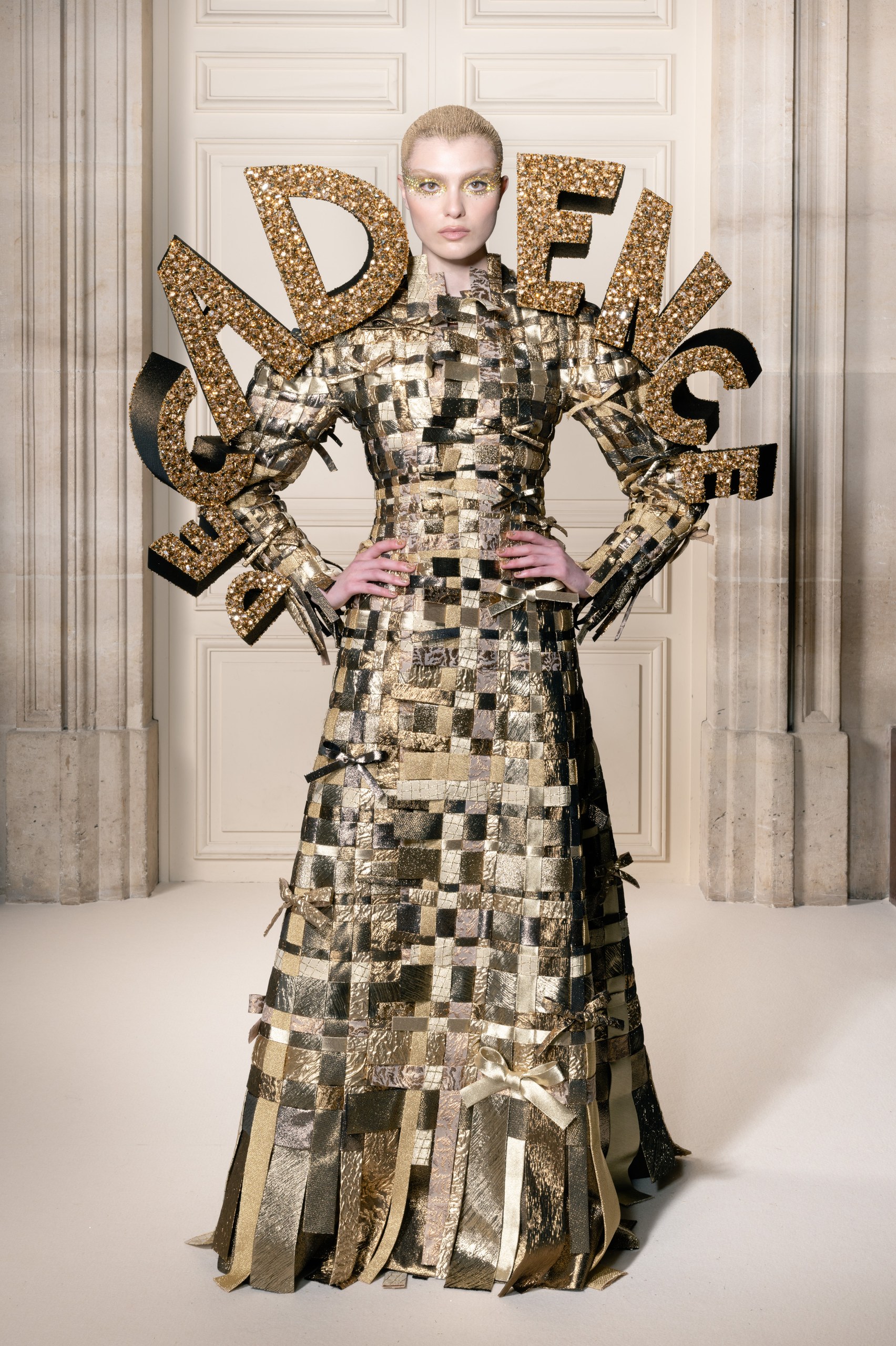 ヴィクター&ロルフ(VIKTOR&ROLF)2026-27年秋冬オートクチュール:ゴールドと麻布が映す「Gilded Age 2.0」 30 ヴィクター&ロルフ 2026-27年秋冬オートクチュール ルック