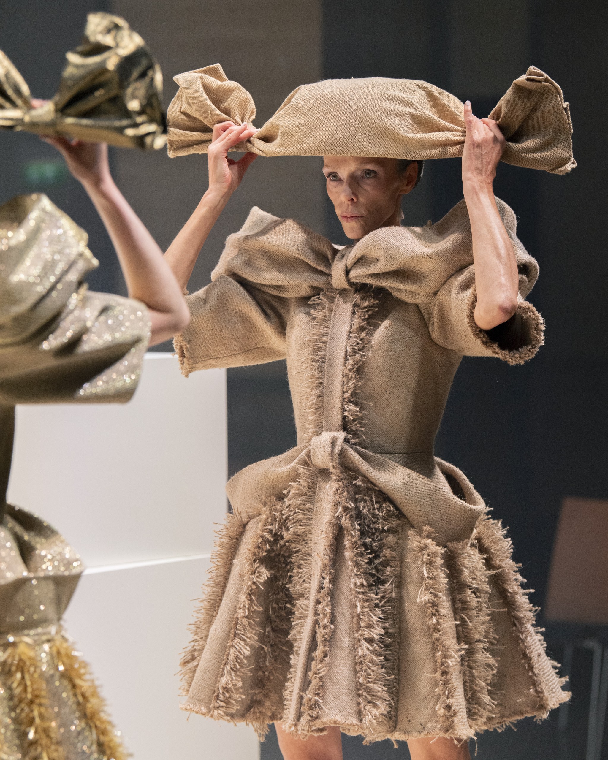 ヴィクター&ロルフ(Viktor&Rolf)、マランゴーニ パリ校の学生をメンタリング:2028年春夏ウィメンズを題材に実践型プロジェクトを始動 9 ヴィクター&ロルフ 2026-27年秋冬オートクチュール