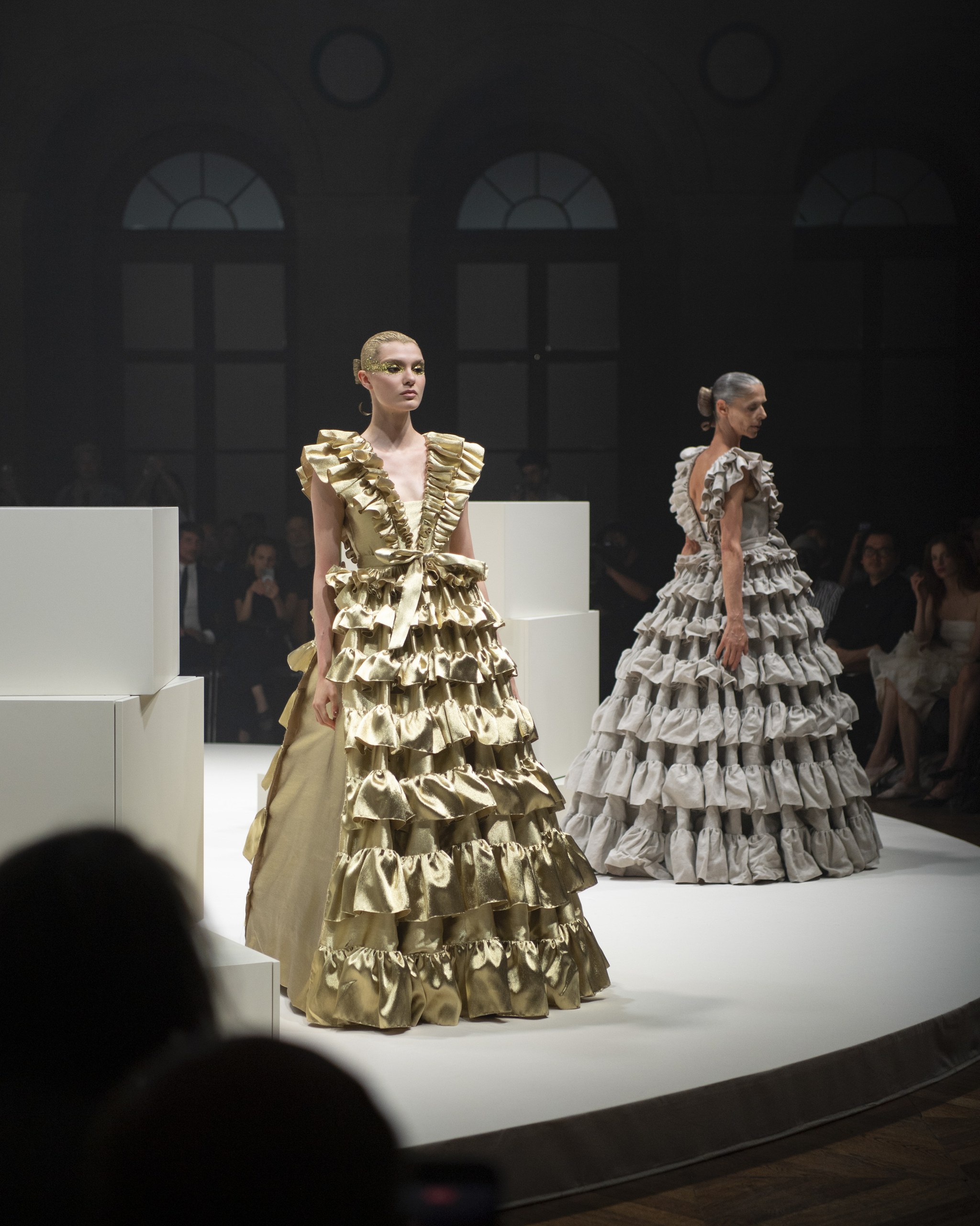 ヴィクター&ロルフ(Viktor&Rolf)、マランゴーニ パリ校の学生をメンタリング:2028年春夏ウィメンズを題材に実践型プロジェクトを始動 10 ヴィクター&ロルフ 2026-27年秋冬オートクチュールのランウェイ