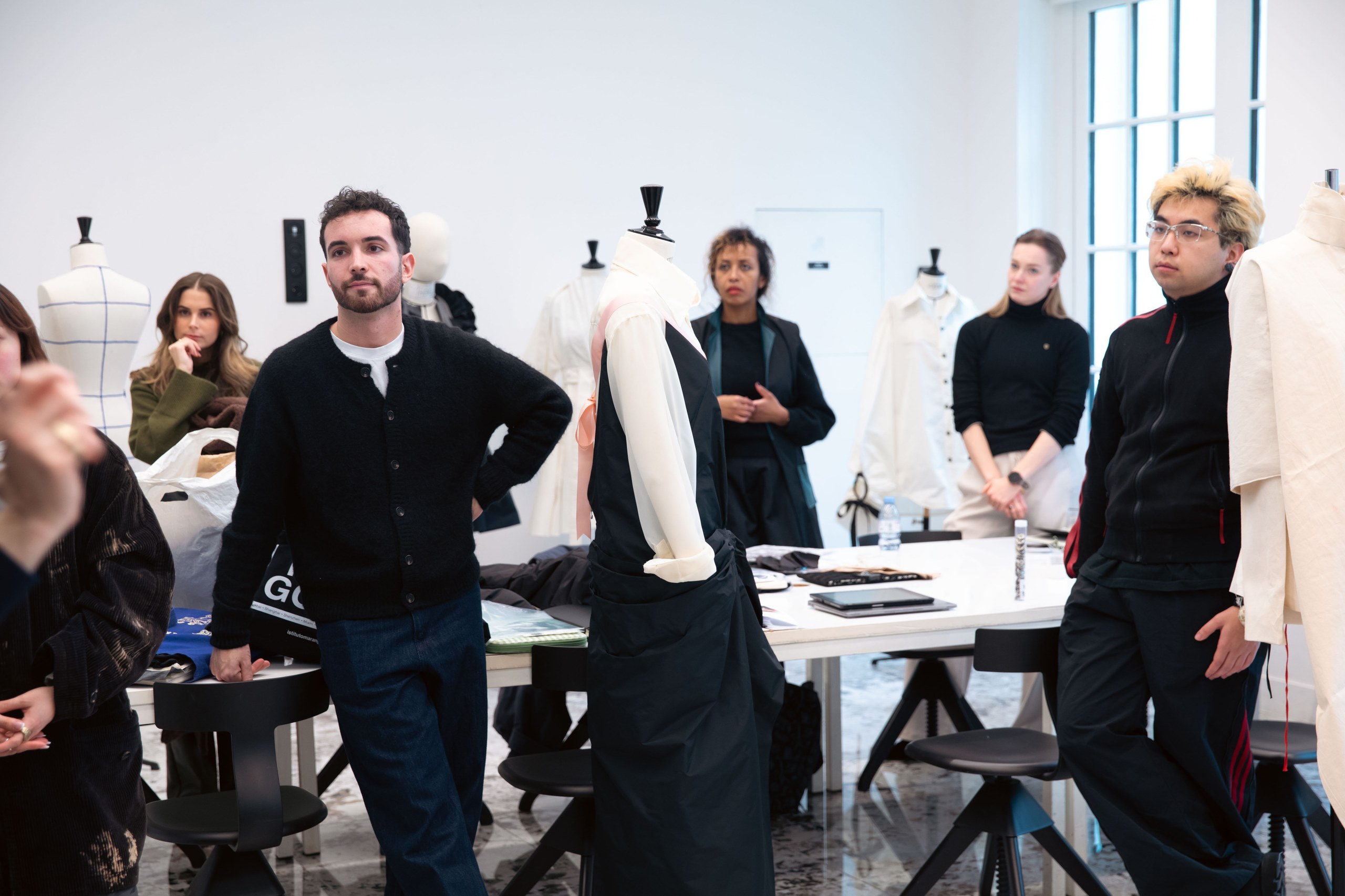 ヴィクター&ロルフ(Viktor&Rolf)、マランゴーニ パリ校の学生をメンタリング:2028年春夏ウィメンズを題材に実践型プロジェクトを始動 11 アトリエでのデザインレビュー