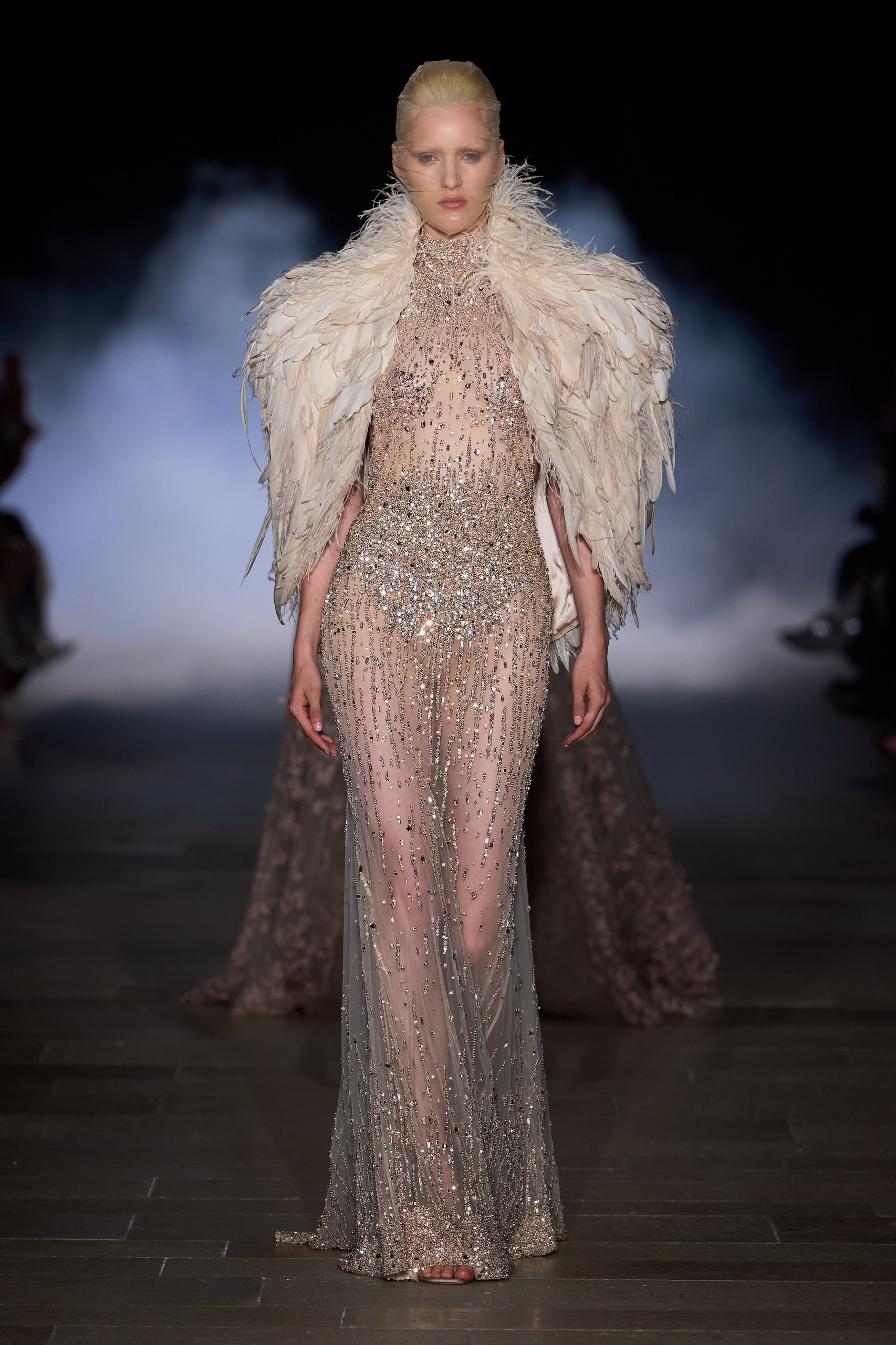 ズハイル ムラド(Zuhair Murad)2026-27年秋冬オートクチュール:妖精と魔女のあいだに立つ、統べる女性 26 zuhair murad hc fw26 look 01