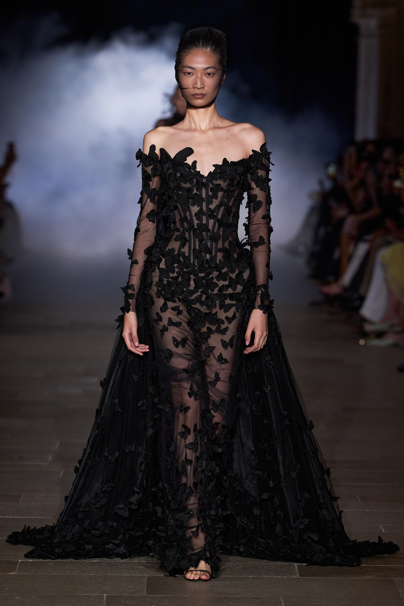 ズハイル ムラド(Zuhair Murad)2026-27年秋冬オートクチュール:妖精と魔女のあいだに立つ、統べる女性 17 ズハイル ムラド 2026-27年秋冬オートクチュール Love and Dominion