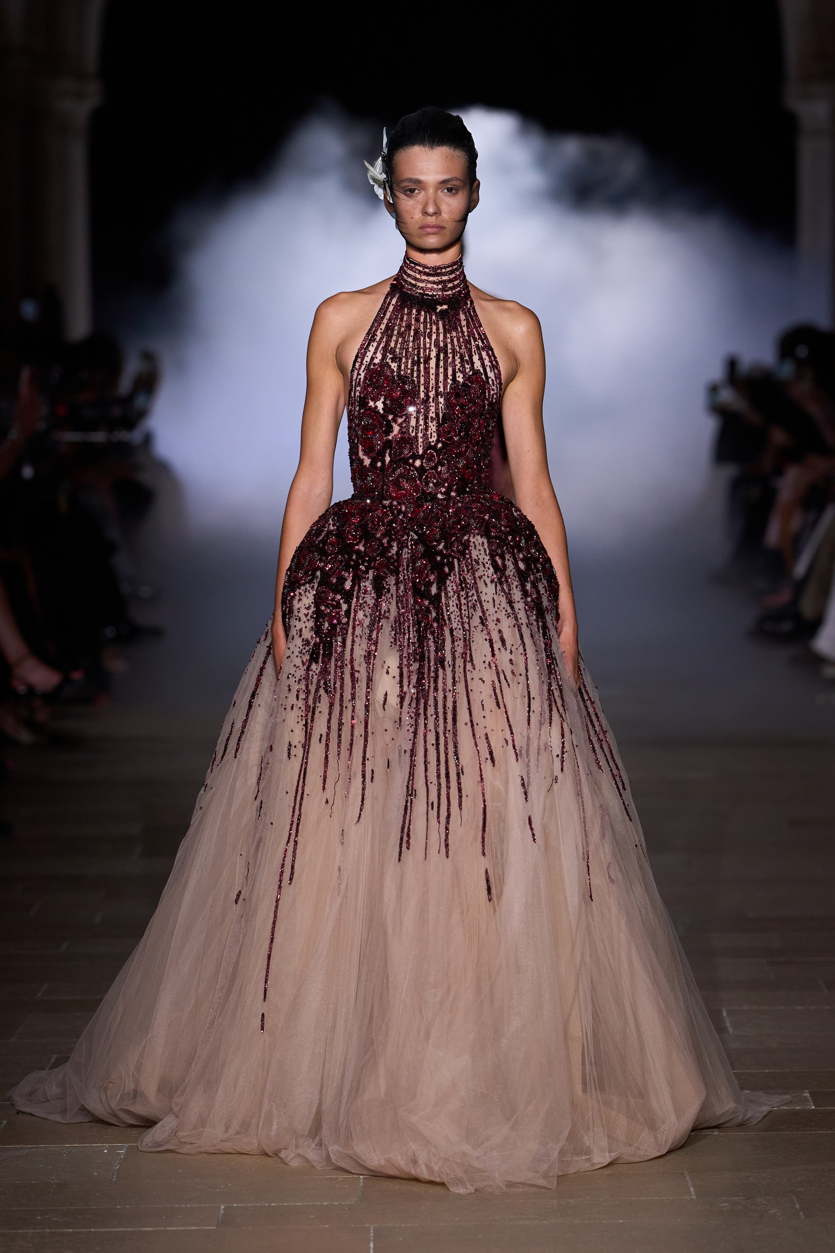 ズハイル ムラド(Zuhair Murad)2026-27年秋冬オートクチュール:妖精と魔女のあいだに立つ、統べる女性 24 ズハイル ムラド 2026-27年秋冬オートクチュール Love and Dominion