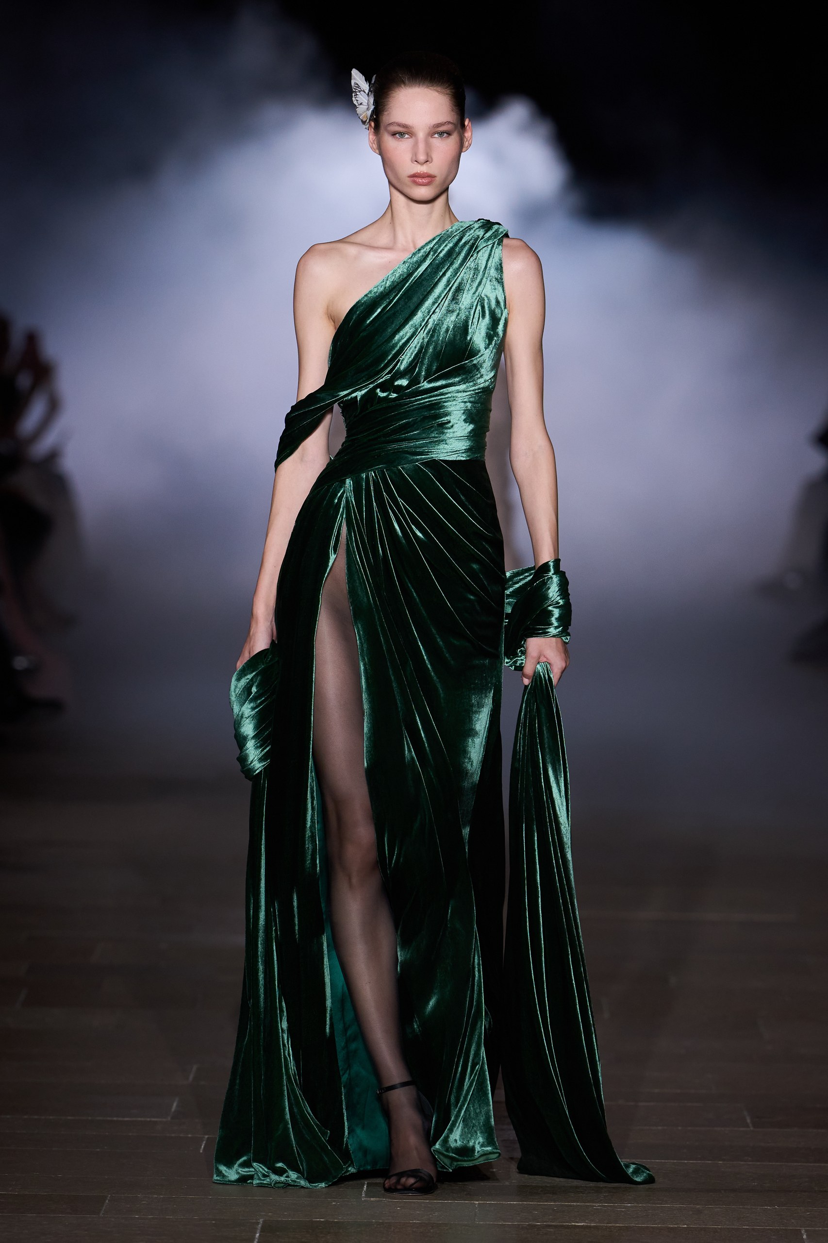 ズハイル ムラド(Zuhair Murad)2026-27年秋冬オートクチュール:妖精と魔女のあいだに立つ、統べる女性 25 ズハイル ムラド 2026-27年秋冬オートクチュール Love and Dominion