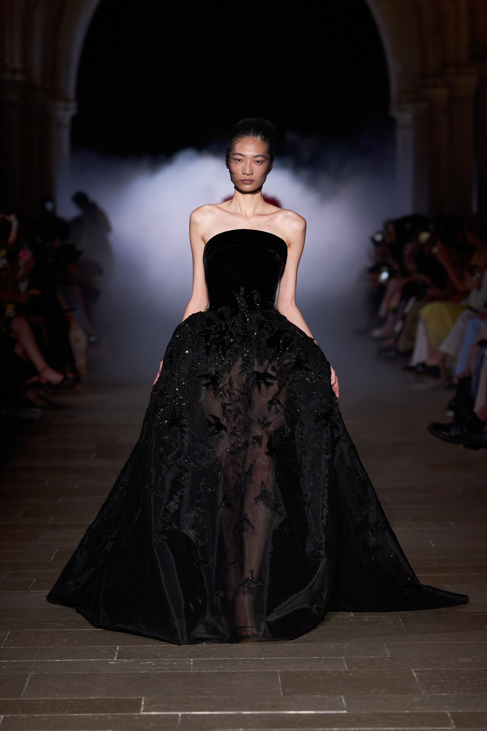 ズハイル ムラド(Zuhair Murad)2026-27年秋冬オートクチュール:妖精と魔女のあいだに立つ、統べる女性 18 ズハイル ムラド 2026-27年秋冬オートクチュール Love and Dominion