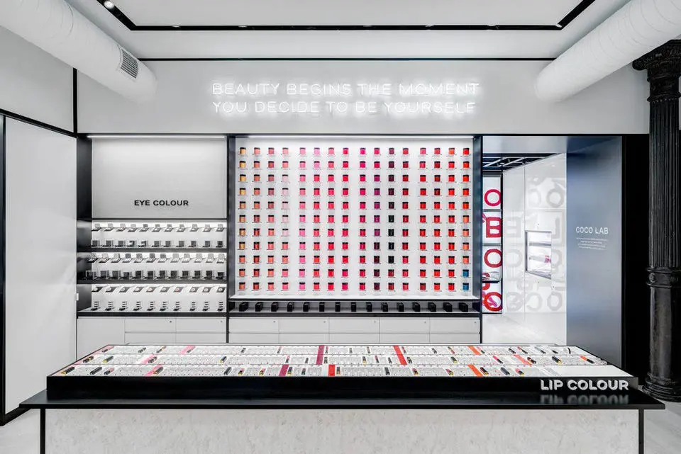 2023年6月 シャネルのビューティーストアがブルックリン、ウィリアムズバーグに新オープン 5 AtelierBeauteChanel LipColour 1200x801 1