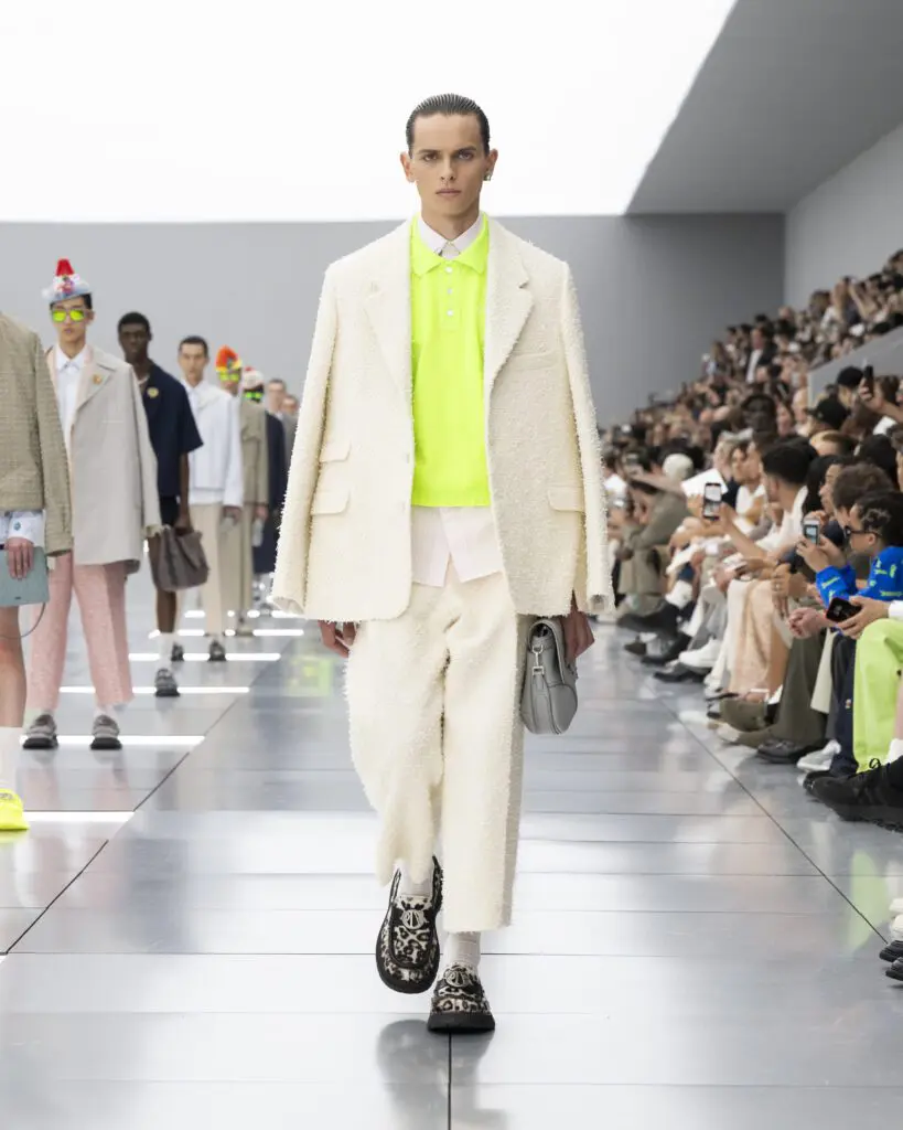 ディオール メン(Dior Men)2024年サマーコレクションを発表|軽快さと華やかさの調和 17 DIOR MENS SUMMER 2024 LOOK 12