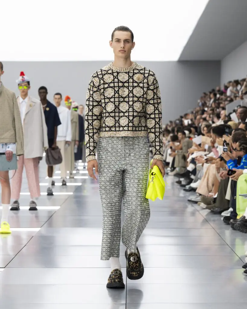 ディオール メン(Dior Men)2024年サマーコレクションを発表|軽快さと華やかさの調和 15 DIOR MENS SUMMER 2024 LOOK 22