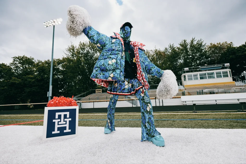 トミー・ヒルフィガー、リチャード・クインと共同カプセルコレクション「Tommy Hilfiger × Richard Quinn」を発表 4 FA22 WOH RQ WSW CHEERLEADER 041 ALT R4 300 39L