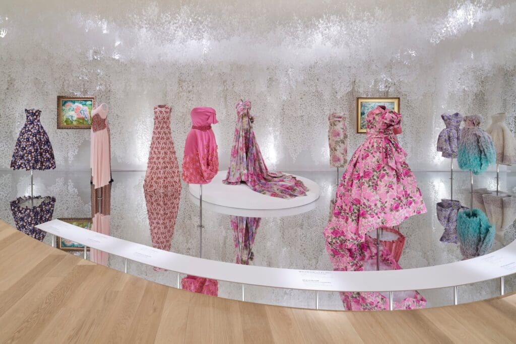 『クリスチャン・ディオール、夢のクチュリエ』展が東京へ ドリーミーな空間に1500点以上を展示 3 dodt S1R TK 04242