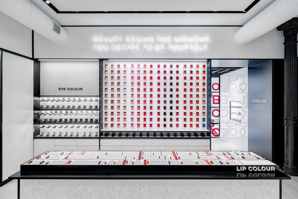2023年6月 シャネルのビューティーストアがブルックリン、ウィリアムズバーグに新オープン 5 AtelierBeauteChanel LipColour 1200x801 1
