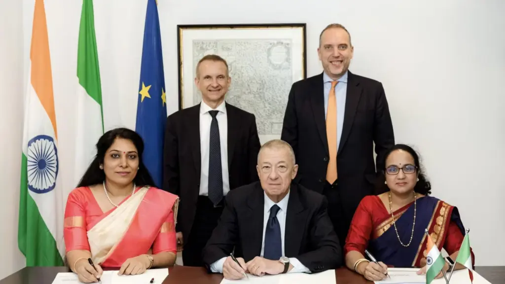 プラダ(Prada)、インドの伝統履物「コルハプリ・チャパル」をめぐり政府機関と正式協業へ 4 2 1