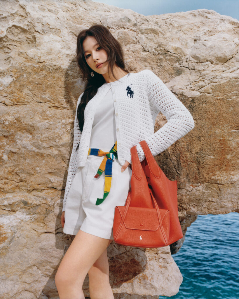 ラルフ ローレン(Ralph Lauren)、SANAを起用したSpring 2026「Polo Play」バッグのキャンペーンビジュアルを公開 7 J001806 S1 LJC RL 003 ROLL24 lighter 03 CMYK 1