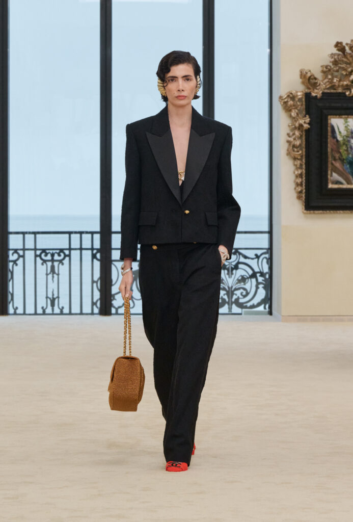 シャネル(Chanel)2026/27年 クルーズコレクション: マチュー・ブレイジーがビアリッツに描いた「海辺のフォークロア」 26 chanel chanel cruise 2026 27 look 2 1 HD