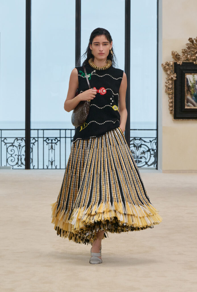 シャネル(Chanel)2026/27年 クルーズコレクション: マチュー・ブレイジーがビアリッツに描いた「海辺のフォークロア」 39 chanel chanel cruise 2026 27 look 48 1 HD