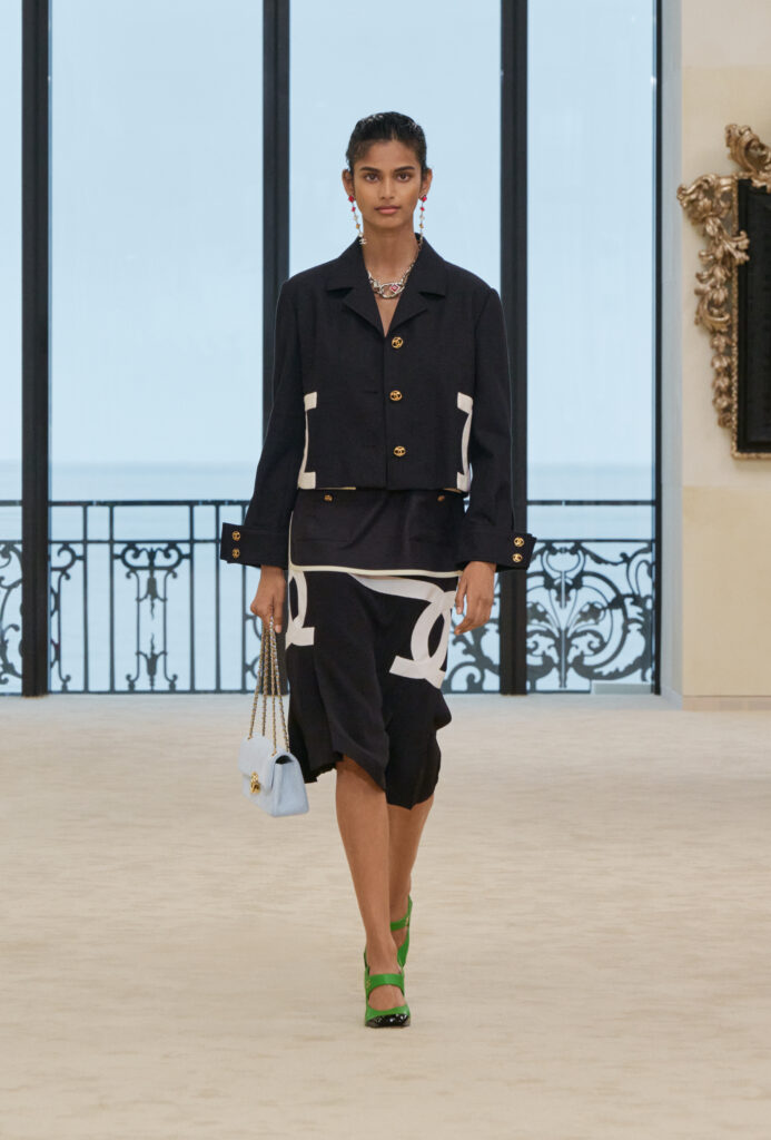 シャネル(Chanel)2026/27年 クルーズコレクション: マチュー・ブレイジーがビアリッツに描いた「海辺のフォークロア」 27 chanel chanel cruise 2026 27 look 5 1 HD