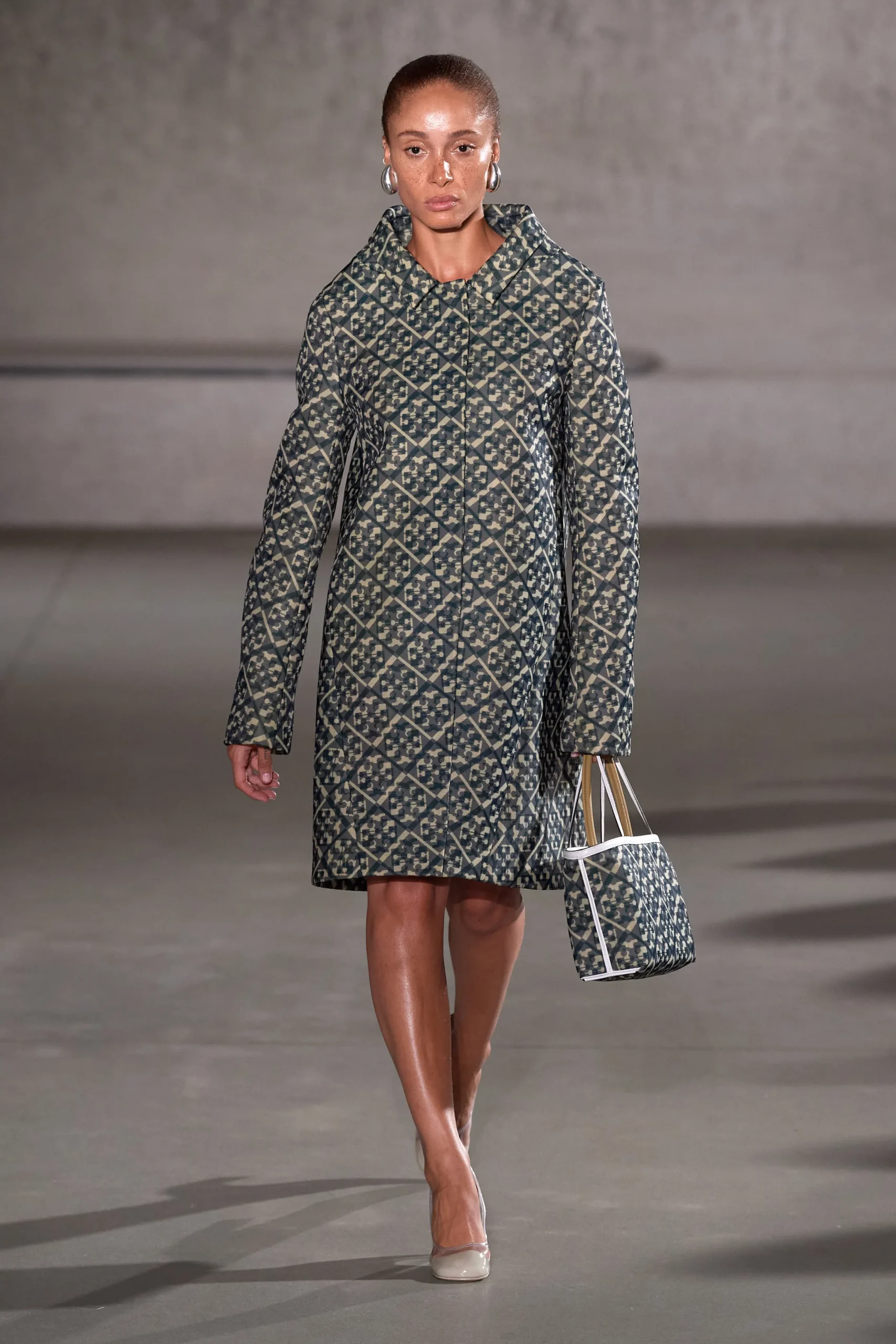 00025 Tory Burch Collection Spring 2024 Ready To Wear   00025 Tory Burch Collection Spring 2024 Ready To Wear  Scaled.webp